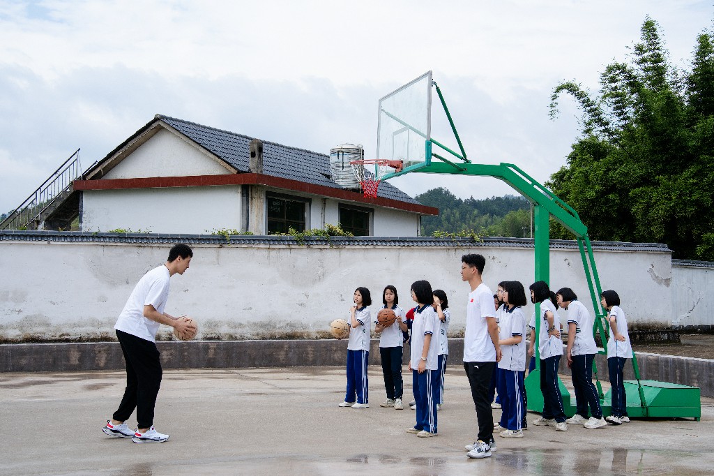 名将化身冠军教师团，与学生和志愿者同堂上体
