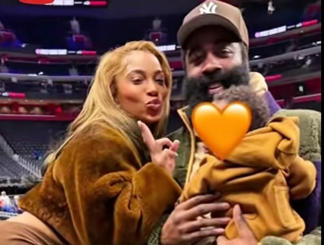 哈登携女友与双胞胎现身骑士主场 真实家庭生活