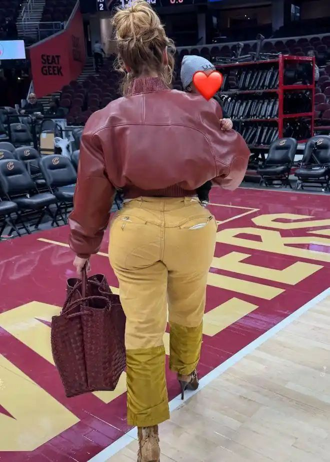 哈登携女友与双胞胎现身骑士主场 真实家庭生活