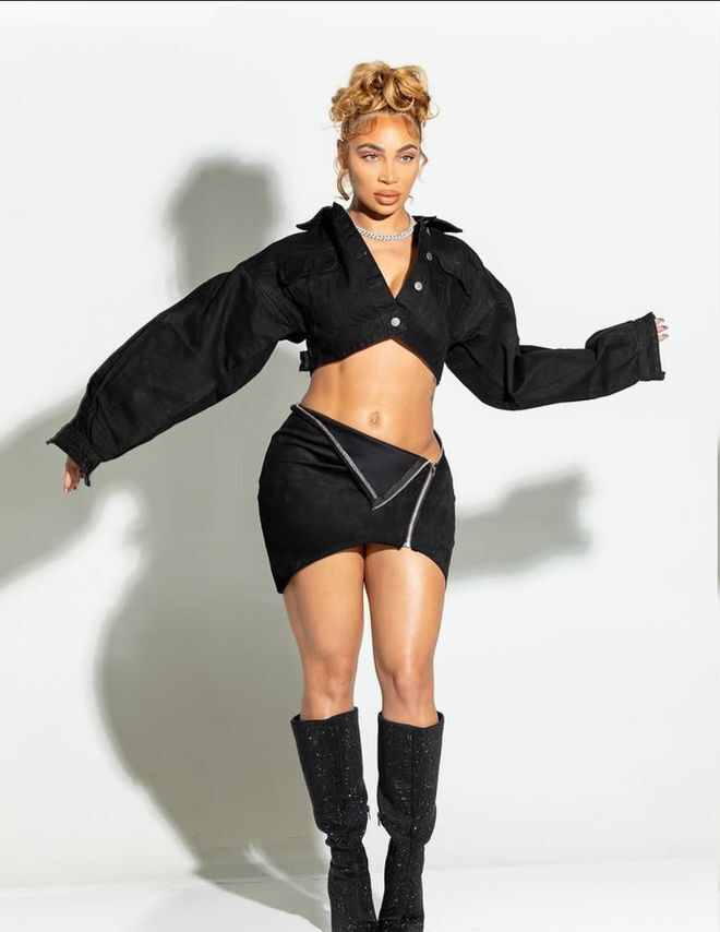 哈登携女友与双胞胎现身骑士主场 真实家庭生活