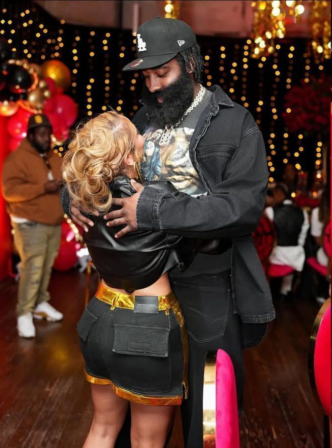 哈登携女友与双胞胎现身骑士主场 真实家庭生活