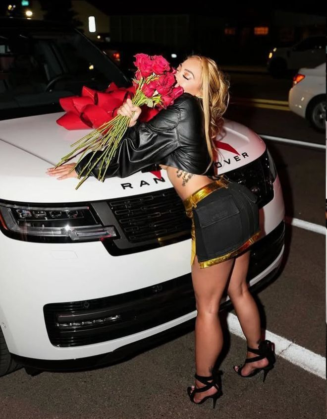 哈登携女友与双胞胎现身骑士主场 真实家庭生活