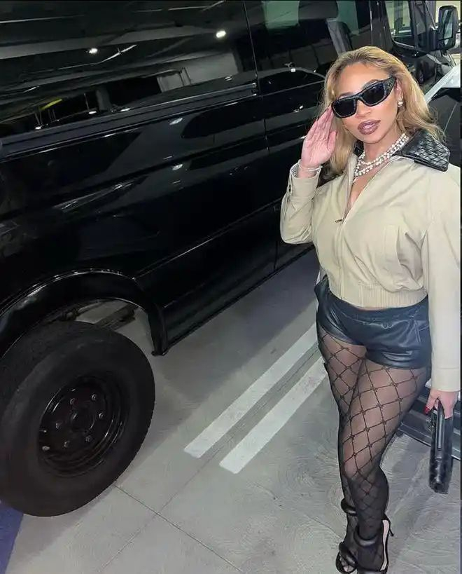 哈登携女友与双胞胎现身骑士主场 真实家庭生活