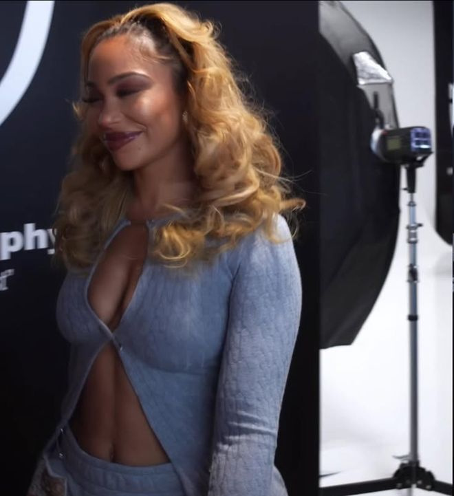 哈登携女友与双胞胎现身骑士主场 真实家庭生活