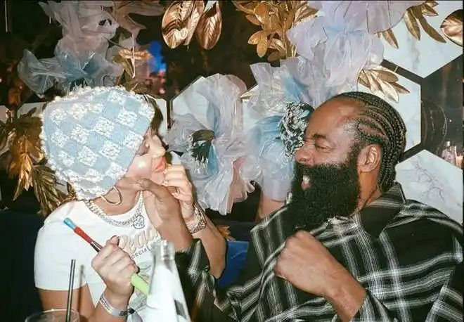 哈登携女友与双胞胎现身骑士主场 真实家庭生活