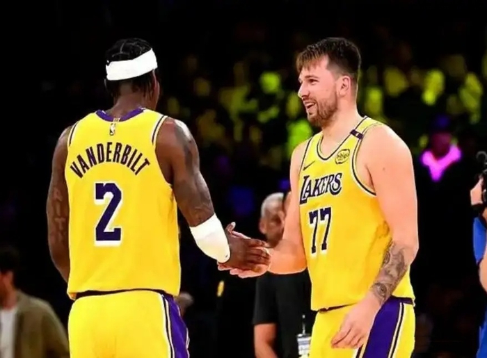 范德比尔特从功臣沦为边缘球员，湖人战术轮换